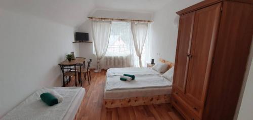 1 double bed, 1 twin bed