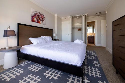 TWO 800 Tower CozySuites with gym! 22FL in Louisville, USA