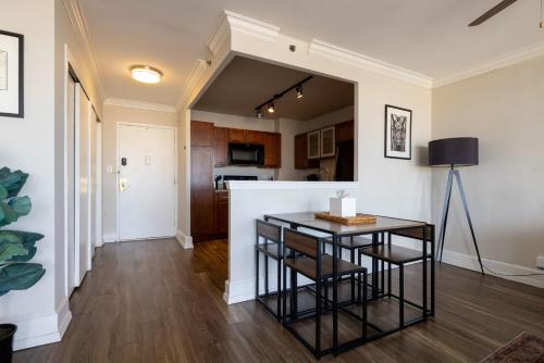 TWO 800 Tower CozySuites with gym! 22FL in Louisville, USA