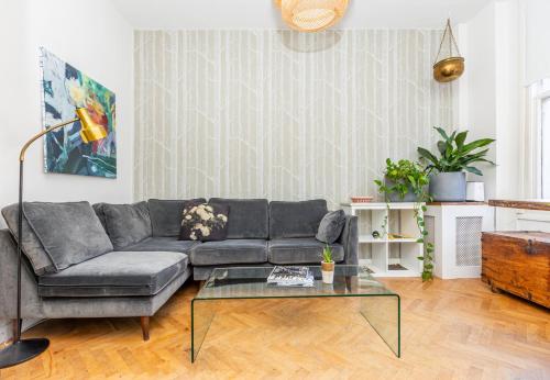 Stunning 2BR Apt wPatio in Dalston, 2 min to Tube, Londra