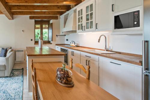Egur Etxe I Caserío Vasco I Jardín I Porche I BBQ I Chimenea (Egur Etxe I Caserio Vasco I Jardin I Porche I BBQ I Chimenea) in Zuia