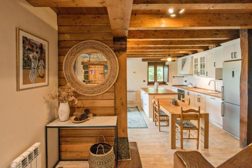 Egur Etxe I Caserío Vasco I Jardín I Porche I BBQ I Chimenea (Egur Etxe I Caserio Vasco I Jardin I Porche I BBQ I Chimenea) in Zuia