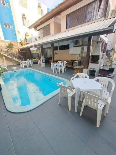 8 bedrooms, 12 beds