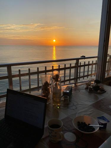 SUNSET ROOM AT FRONT BEACH - HABITACION EN LA PLAYA Piso privado