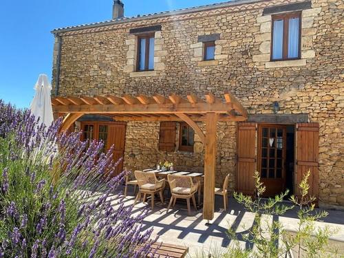 Cette charmante propriété périgourdine avec piscine offrant un cadre tranquille pour des vacances paisibles et relaxante - Location, gîte - Calès