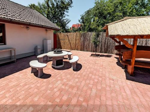 Facilities, Pilota Panzio in Eszaki Varos