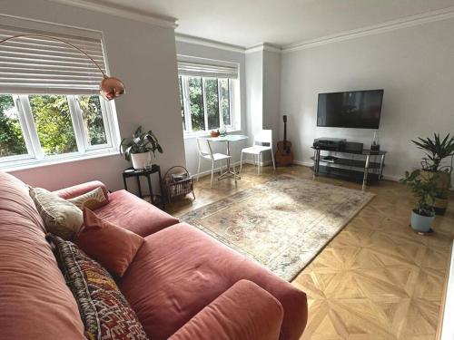 Stylish, Peaceful 2-Bed Flat with Free Parking