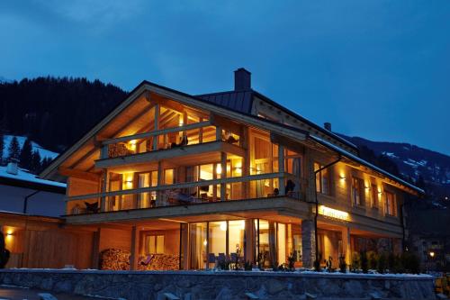 AlpenLuxus' MOUNTAIN SUITE in the SportLodge with natural pool, whirlpool & sauna