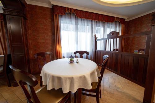 Instalaciones, Lilla Panzio in Odorheiu Secuiesc