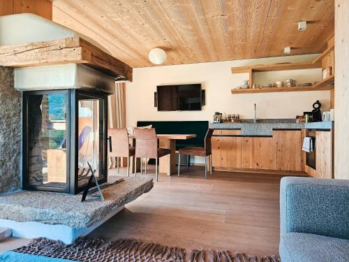 AlpenLuxus' MOUNTAIN SUITE in the SportLodge with natural pool, whirlpool & sauna