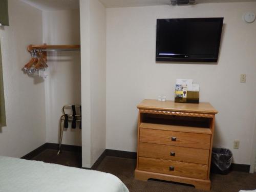Executive Inn Pearsall - image 4