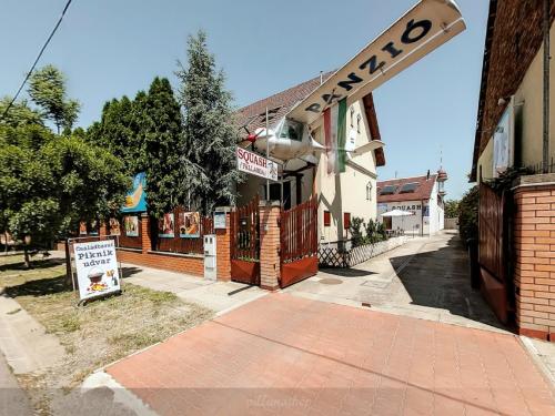 Pilóta Panzió, Segedín