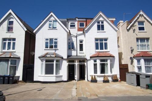 Stylish 1 Bed Flat with Private Terrace in Wimbledon - 3 The Queens