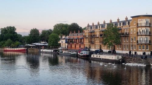 The Royal Escape Windsor, Static Wide Beam Barge