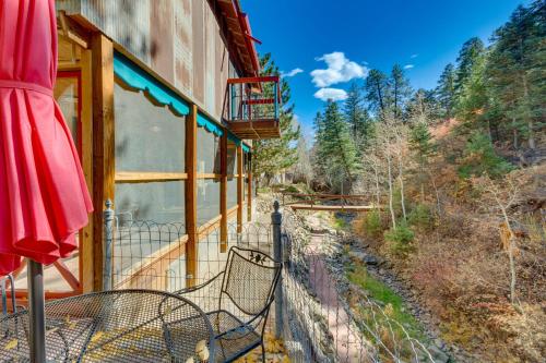 Riverside Retreat with Screened Porch 6 Mi to Taos!, Taos