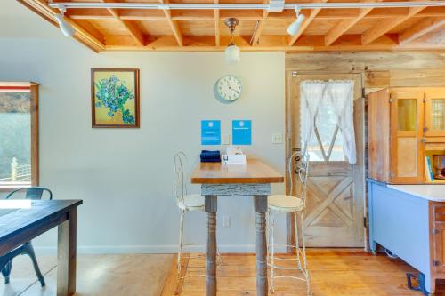 Riverside Retreat with Screened Porch 6 Mi to Taos! in Taos, USA