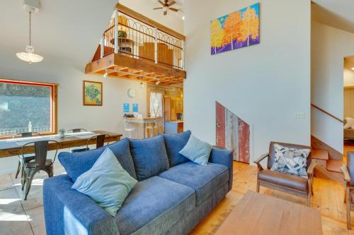 Riverside Retreat with Screened Porch 6 Mi to Taos! in Taos, USA
