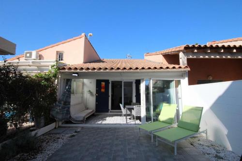 Jolie Maison T3 mezzanine climatisée avec veranda, 4 à 5 couchages, terrasse clôturée, WIFI inclus, Résidence LES MARINES, 200m de la plage LRMA68B - Location, gîte - Portiragnes