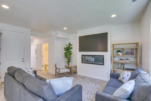 Garden City Townhome with Fireplace Near Bear Lake!