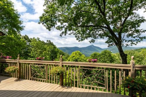 Cabin with Mountain Views Near Cashiers and Highlands in Sapphire, USA