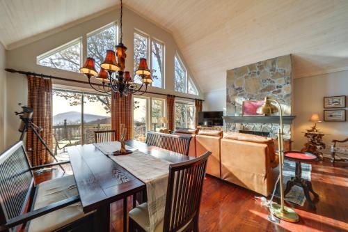 Cabin with Mountain Views Near Cashiers and Highlands in Sapphire, USA