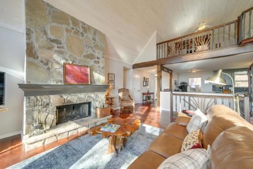 Cabin with Mountain Views Near Cashiers and Highlands in Sapphire, USA