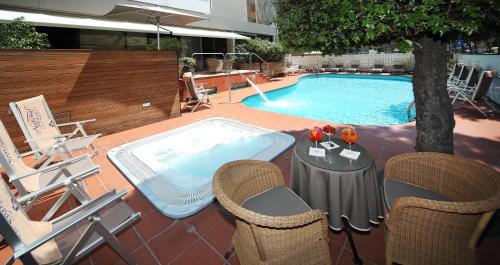 National Hotel - image 8