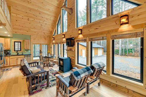 Modern Cabin with Hot Tub and Sacandaga Lake Access! in Broadalbin, USA