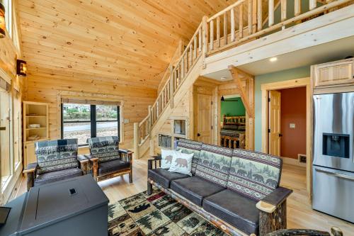 Modern Cabin with Hot Tub and Sacandaga Lake Access! in Broadalbin, USA