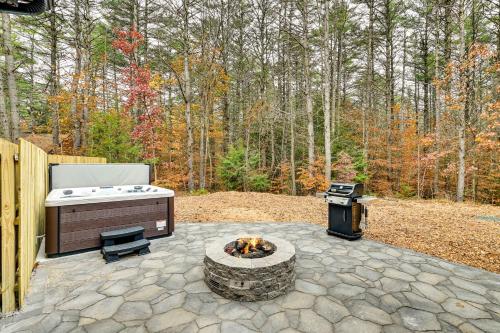 Modern Cabin with Hot Tub and Sacandaga Lake Access! in Broadalbin, USA
