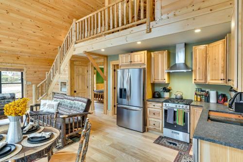 Modern Cabin with Hot Tub and Sacandaga Lake Access! in Broadalbin, USA