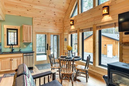 Modern Cabin with Hot Tub and Sacandaga Lake Access! in Broadalbin, USA