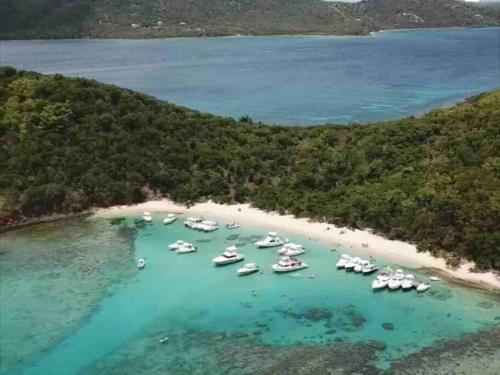 Close to Isla Verde beach, airport and main tourist attractions