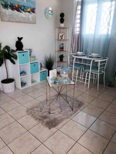 Convenient stay near airport, beach, Isla Verde tourist area, with Jacuzzi in Carolina