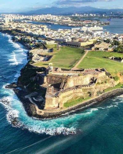 Close to Isla Verde beach, airport and main tourist attractions