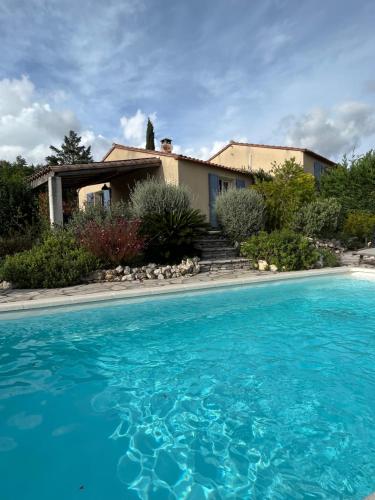 Villa bleue - piscine * climatisation * Wifi * vue dominante gîte à louer Vailhauquès