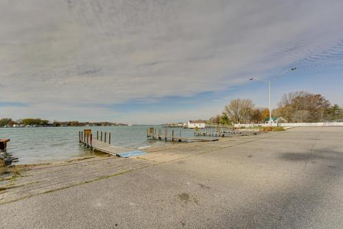 Updated Algonac Home - Walk to St Clair River!