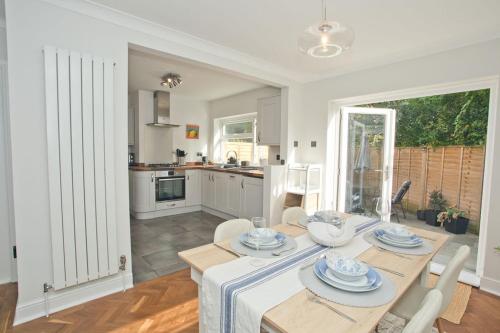 Chine Wood Retreat - Walk to the beach and the lovely Westbourne - Free parking