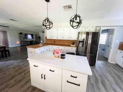 Konyha, Spacious Austin Retreat for Families & Groups in Manchaca