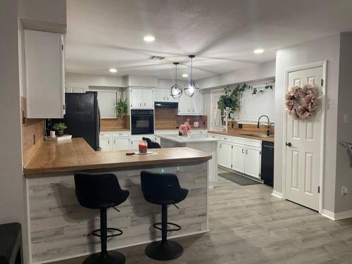 Konyha, Spacious Austin Retreat for Families & Groups in Manchaca