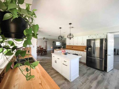 Konyha, Spacious Austin Retreat for Families & Groups in Manchaca