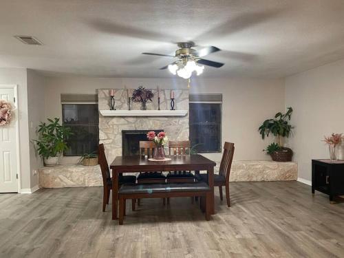 Létesítmények, Spacious Austin Retreat for Families & Groups in Manchaca