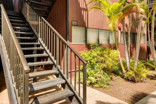 Molokai Island Loft Lanai, Pool and Walk to Beach!