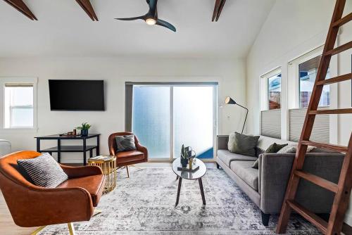 Walk to the waterfront! The South Sound Suite · Ruston