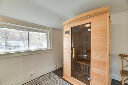 Spacious Naples Vacation Rental w/ Private Hot Tub in Naples (NY)