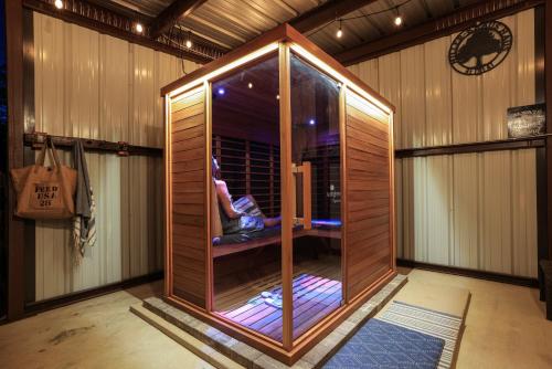 Heilung Haus with Sauna & Cowboy Pool - 20 Min to Fred in Willow City, USA