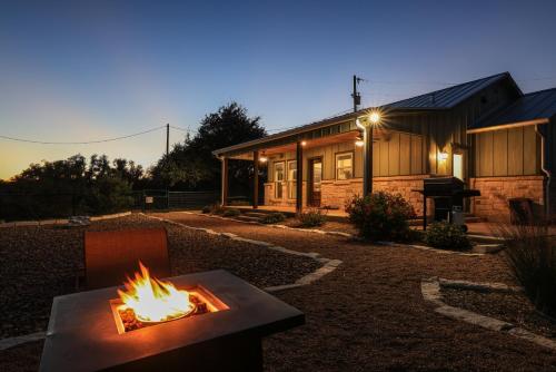 Heilung Haus with Sauna & Cowboy Pool - 20 Min to Fred in Willow City, USA