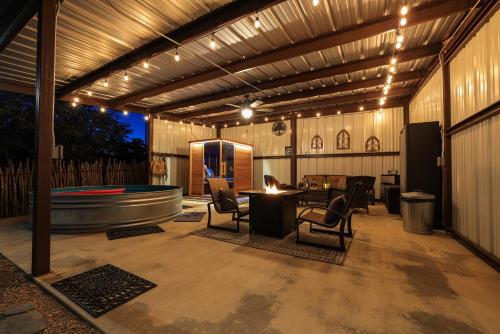 Heilung Haus with Sauna & Cowboy Pool - 20 Min to Fred in Willow City, USA
