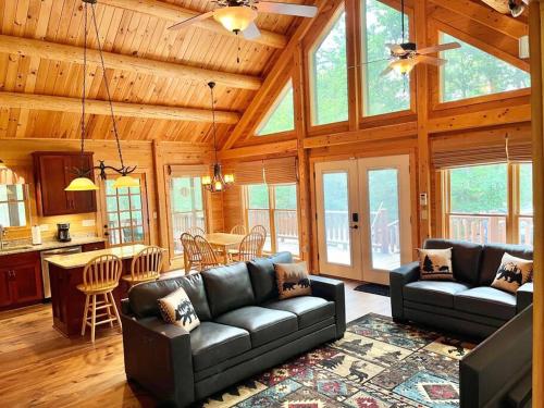 Pine Mountain Luxury Cabin Bordering Roosevelt Park and 7 Min to Callaway Gardens in Pine Mountain Valley, USA