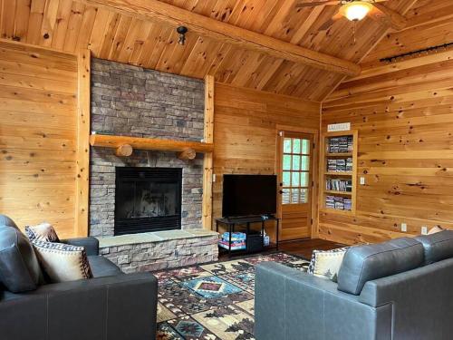 Pine Mountain Luxury Cabin Bordering Roosevelt Park and 7 Min to Callaway Gardens